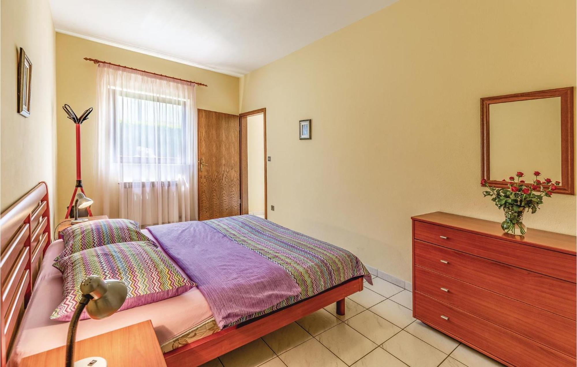 1 Bedroom Beautiful In Apartment *