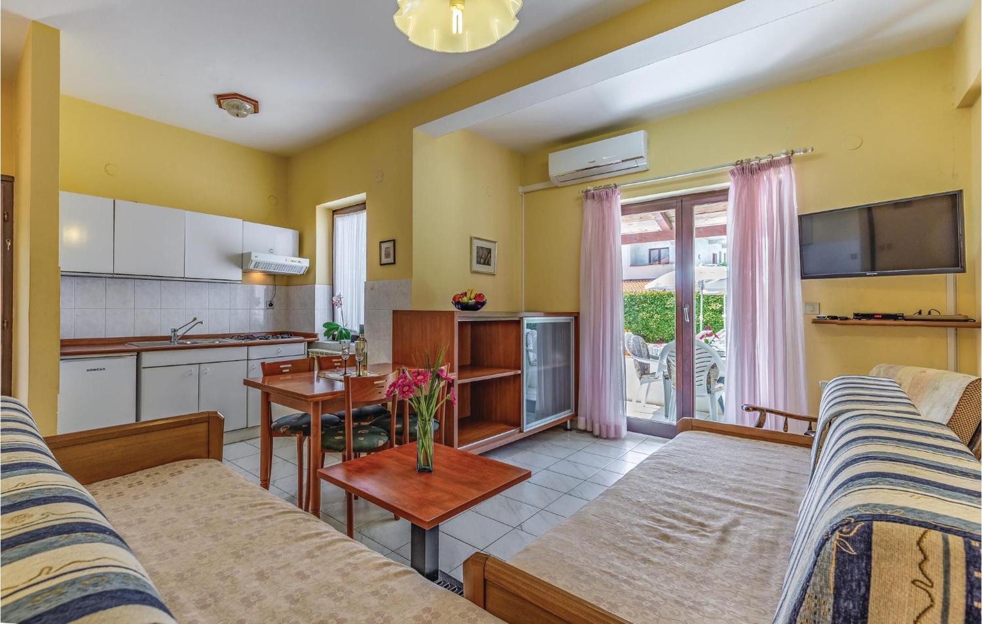1 Bedroom Beautiful In Apartment