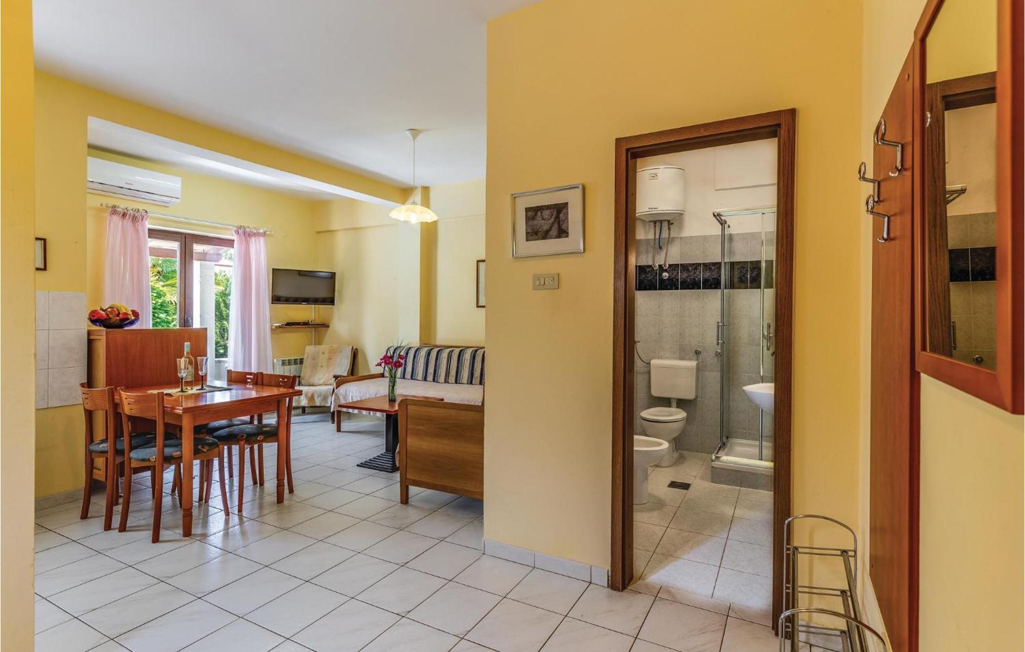 Apartment 1 Bedroom Beautiful In *