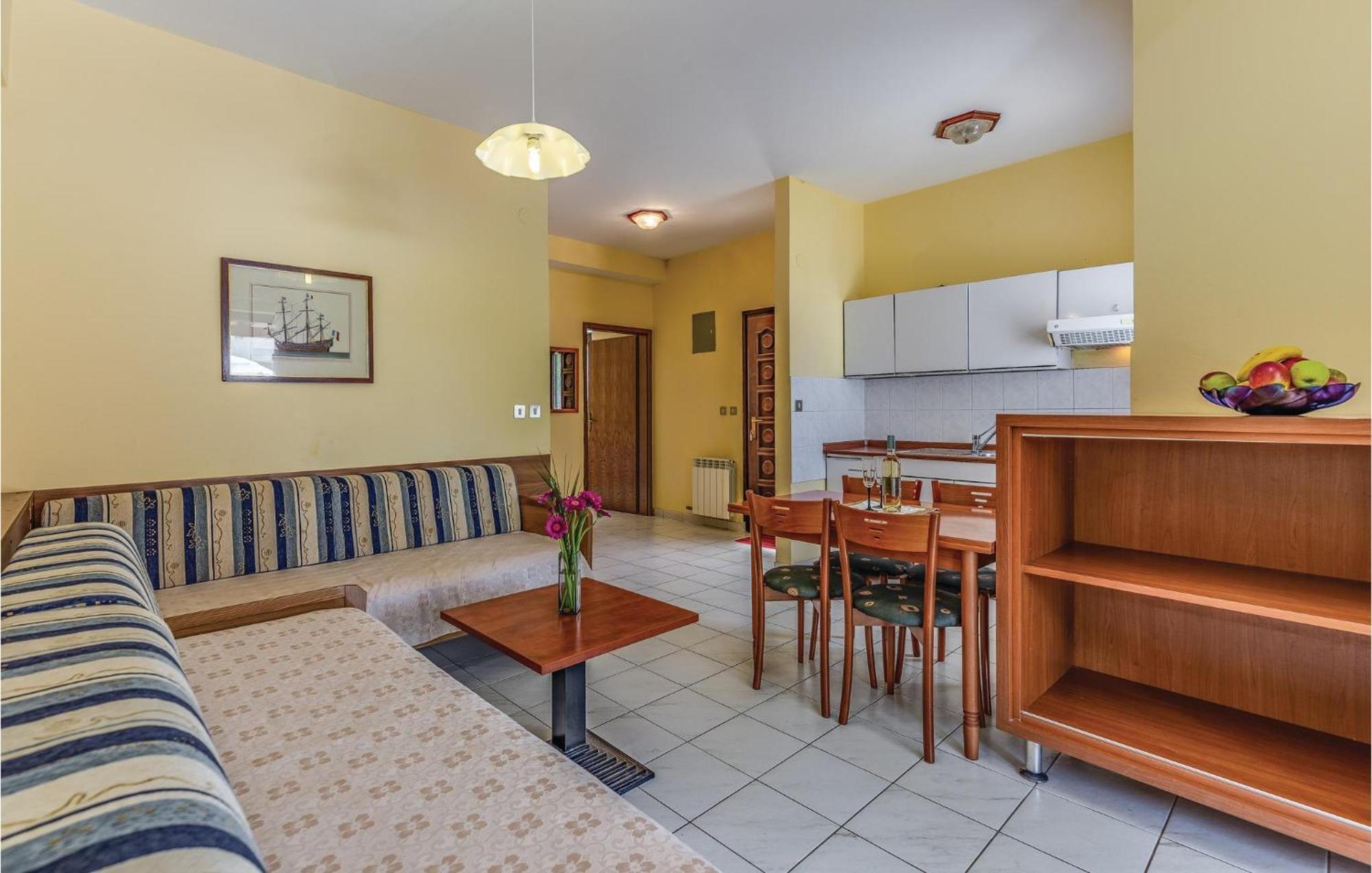 1 Bedroom Beautiful In Apartment